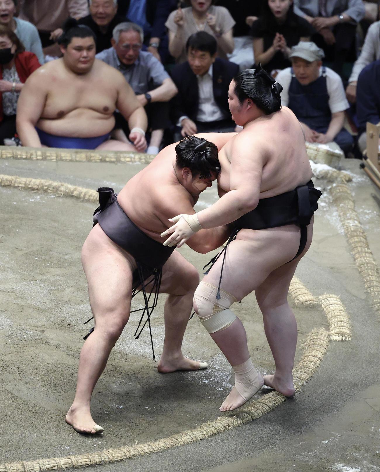 霧島（左）は琴桜を寄り切りで破る（撮影・河田真司）