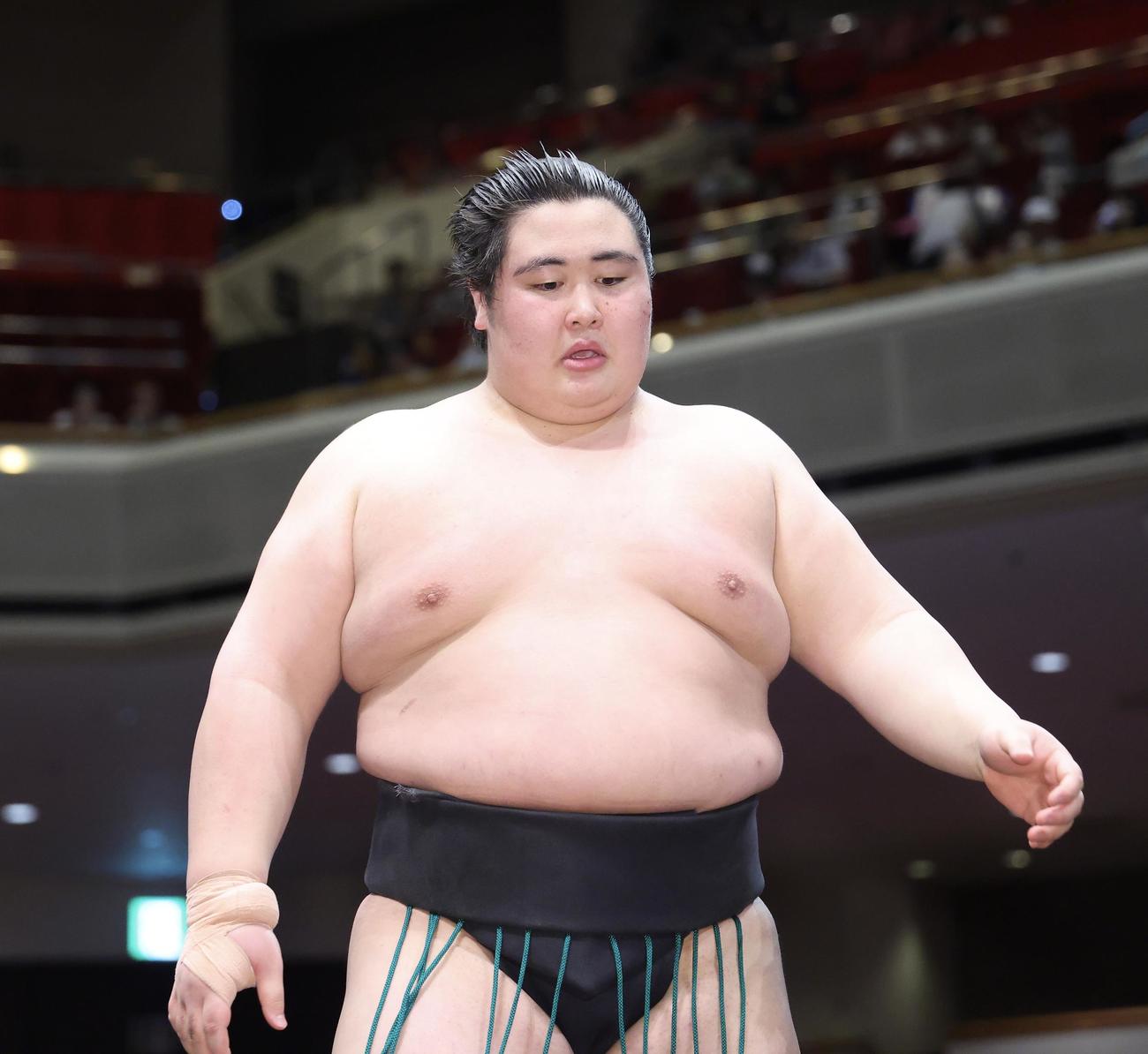 行徳を押し出しで破る福崎（撮影・河田真司）