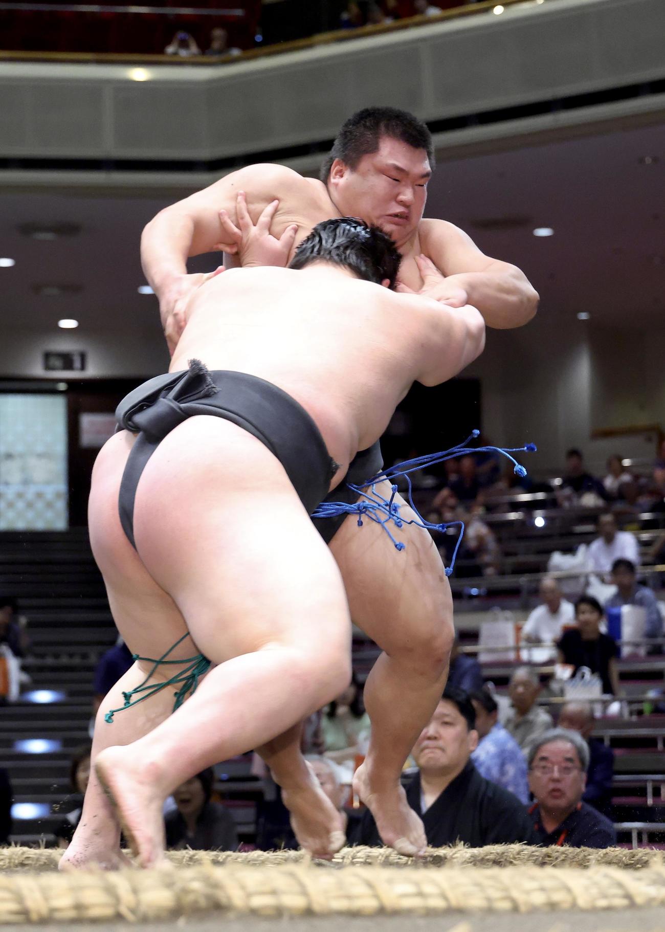 福崎（手前）に押し出しで敗れる行徳（撮影・河田真司）