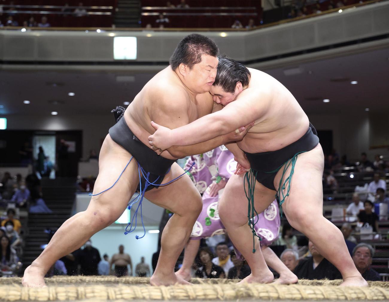 激しくぶつかる行徳（左）と福崎（撮影・河田真司）