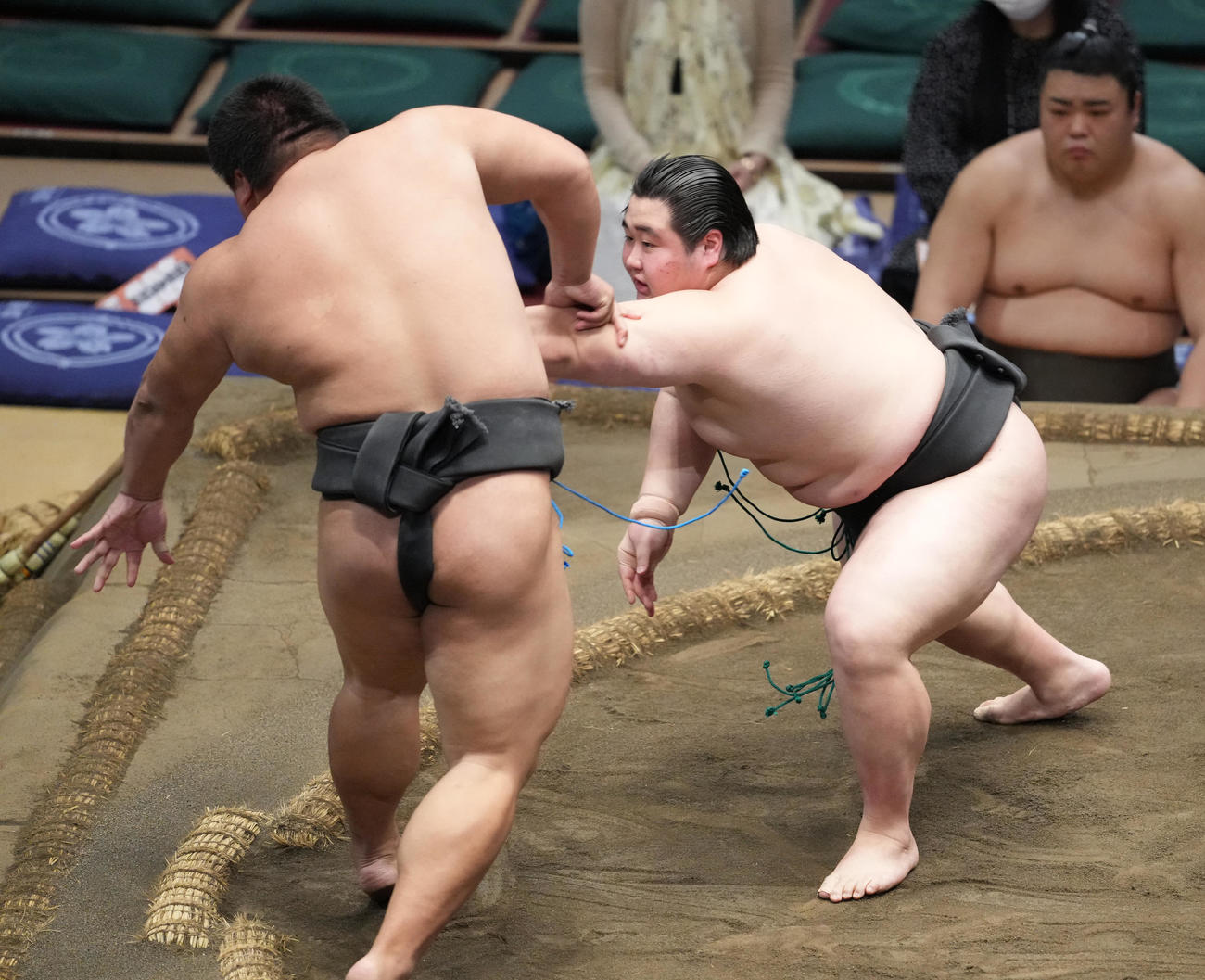 福崎は行徳（左）を押し出しで破る（撮影・小沢裕）