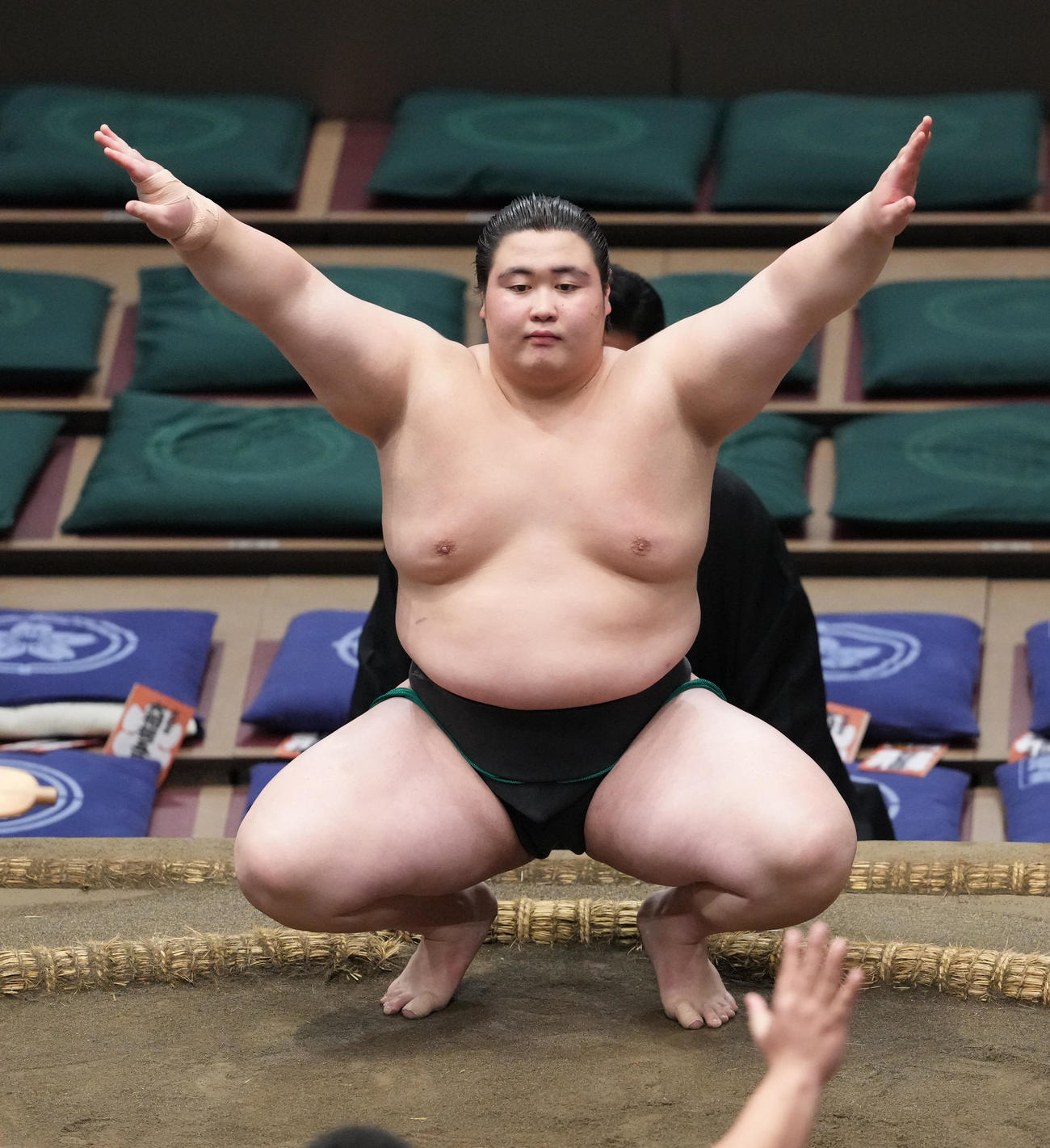 塵手水（ちりちょうず）を切る福崎（撮影・小沢裕）