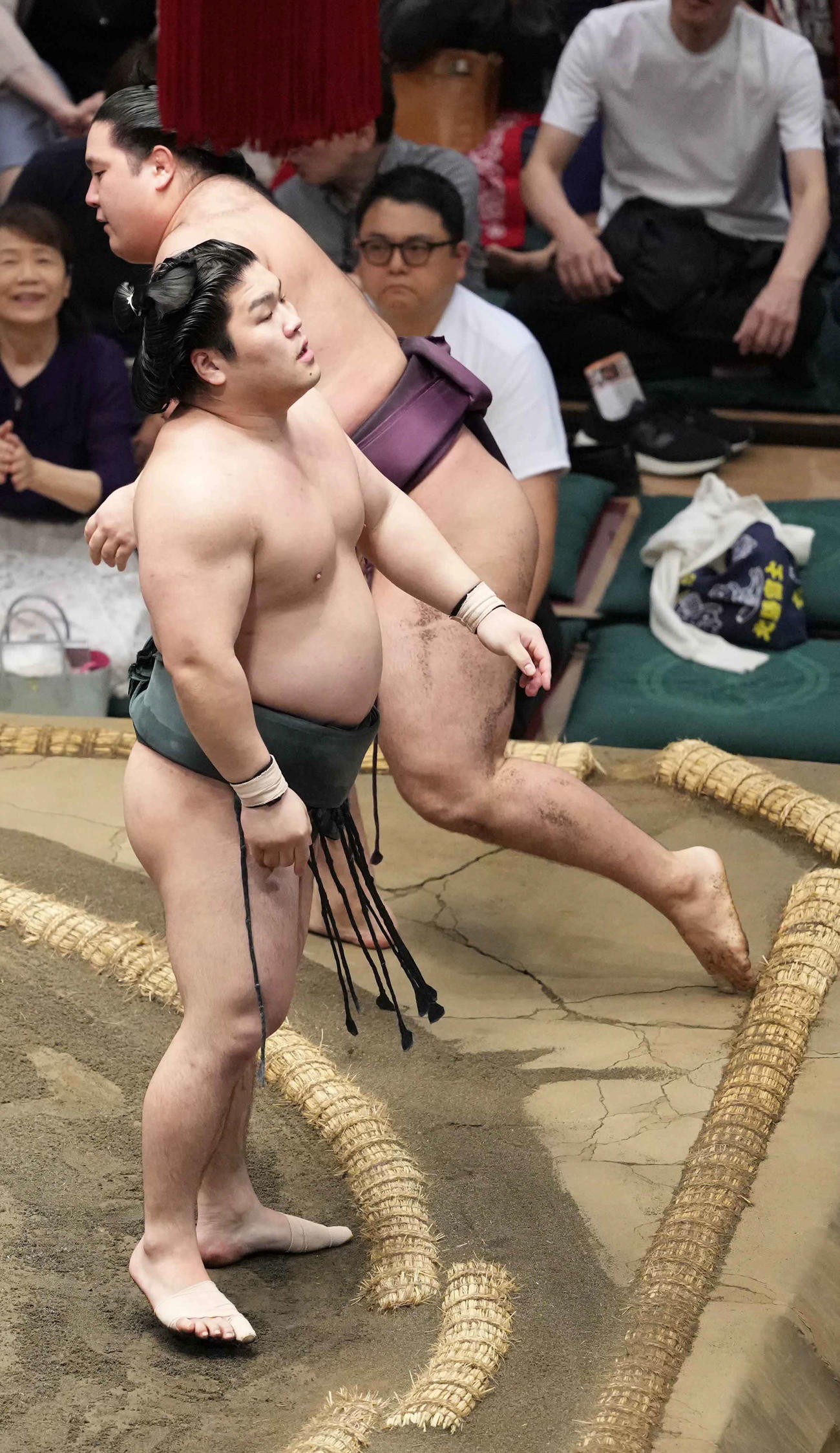 朝紅龍（手前）は狼雅を小手投げで破る（撮影・小沢裕）