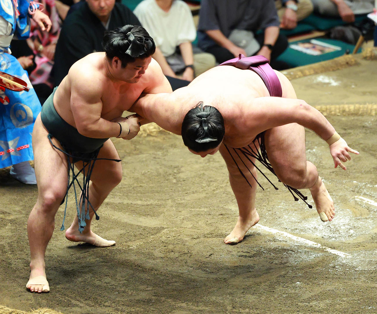狼雅（右）を小手投げで破る朝紅龍（撮影・中島郁夫）