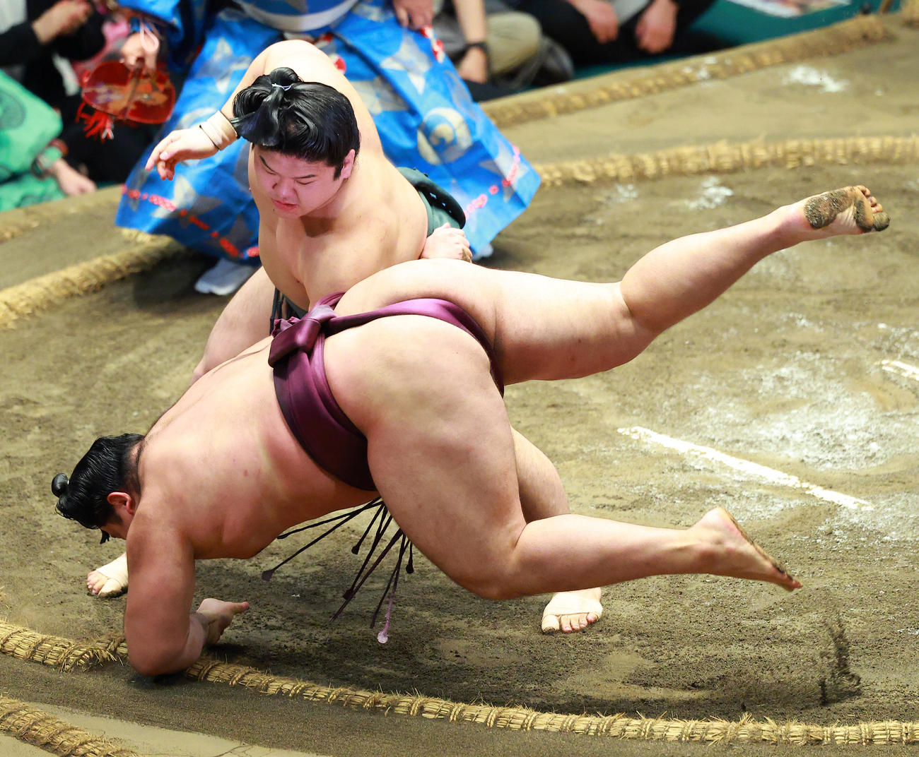 狼雅（右）を小手投げで破る朝紅龍（撮影・中島郁夫）