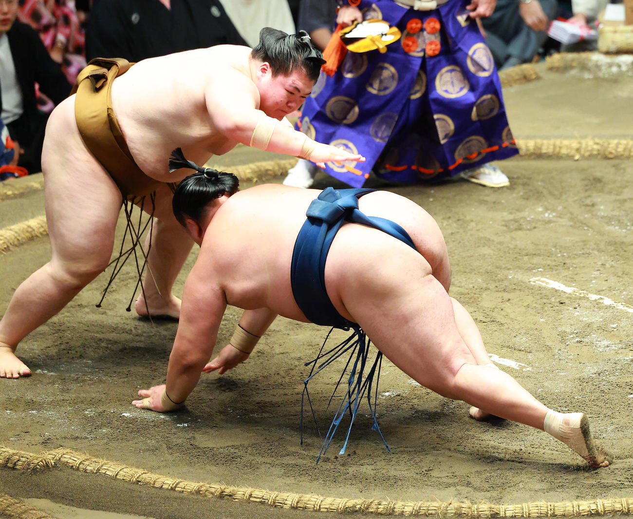 玉鷲（右）を引き落としで破る王鵬（撮影・中島郁夫）
