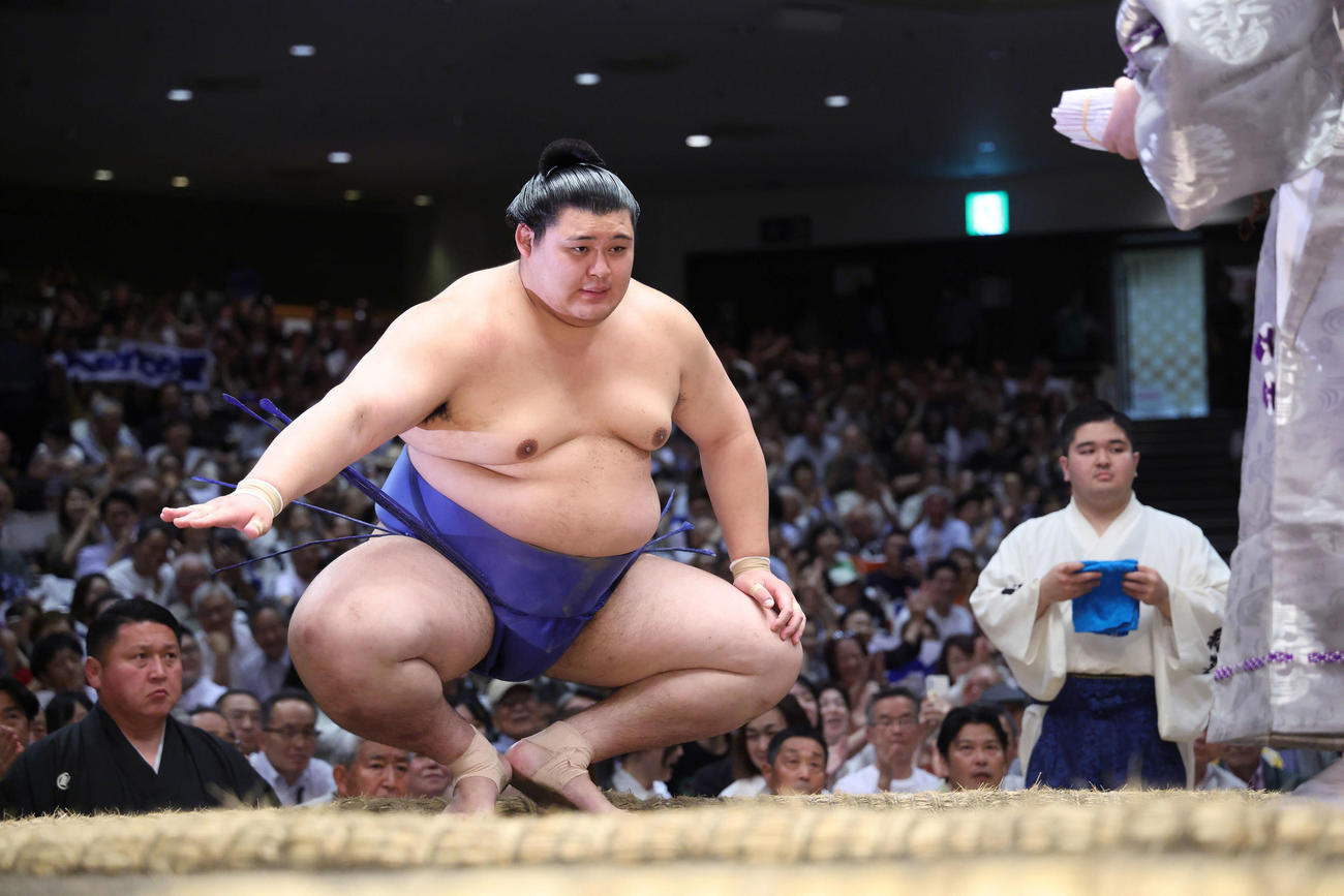 若隆景を寄り倒しで破り、勝ち名乗りを受ける大の里（撮影・河田真司）