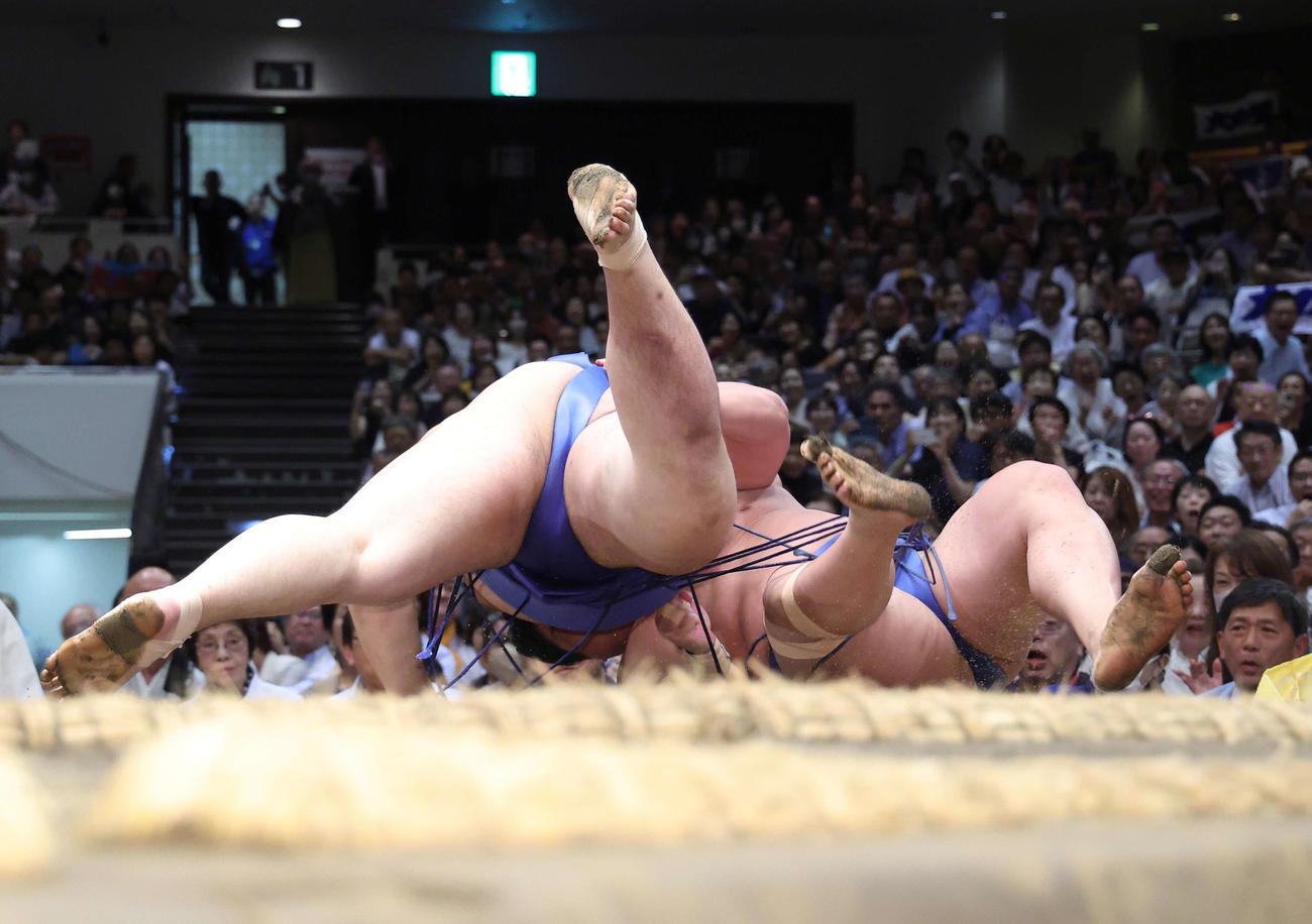 大の里（左）は若隆景を寄り倒しで破る（撮影・河田真司）