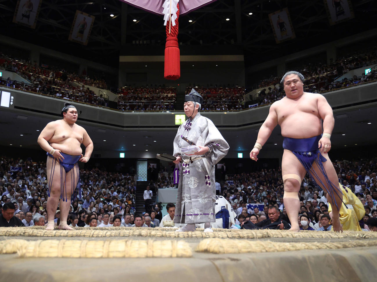大の里（左）は若隆景を寄り倒しで破る（撮影・河田真司）