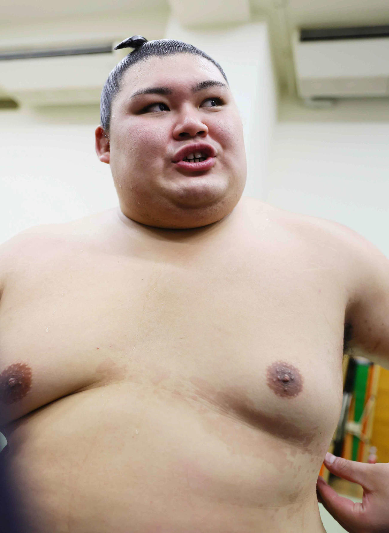 支度部屋で取材に応える大の里
