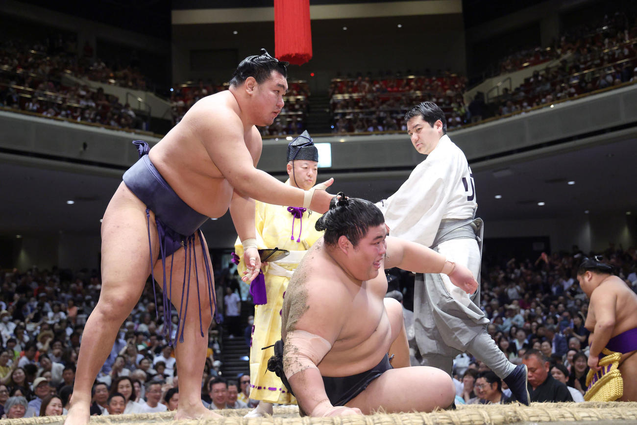 伯桜鵬（下）の腰砕けで白星を挙げる豊昇龍（撮影・河田真司）