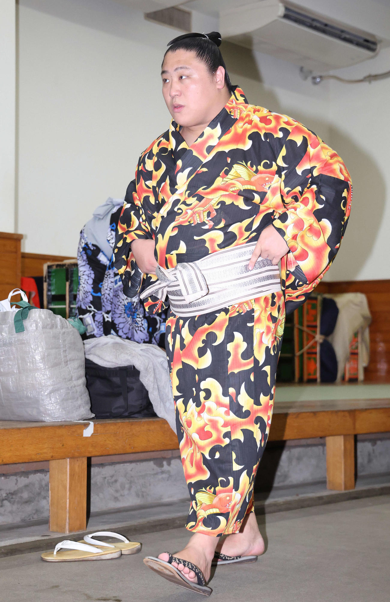 支度部屋から引き揚げる若隆景（撮影・河田真司）