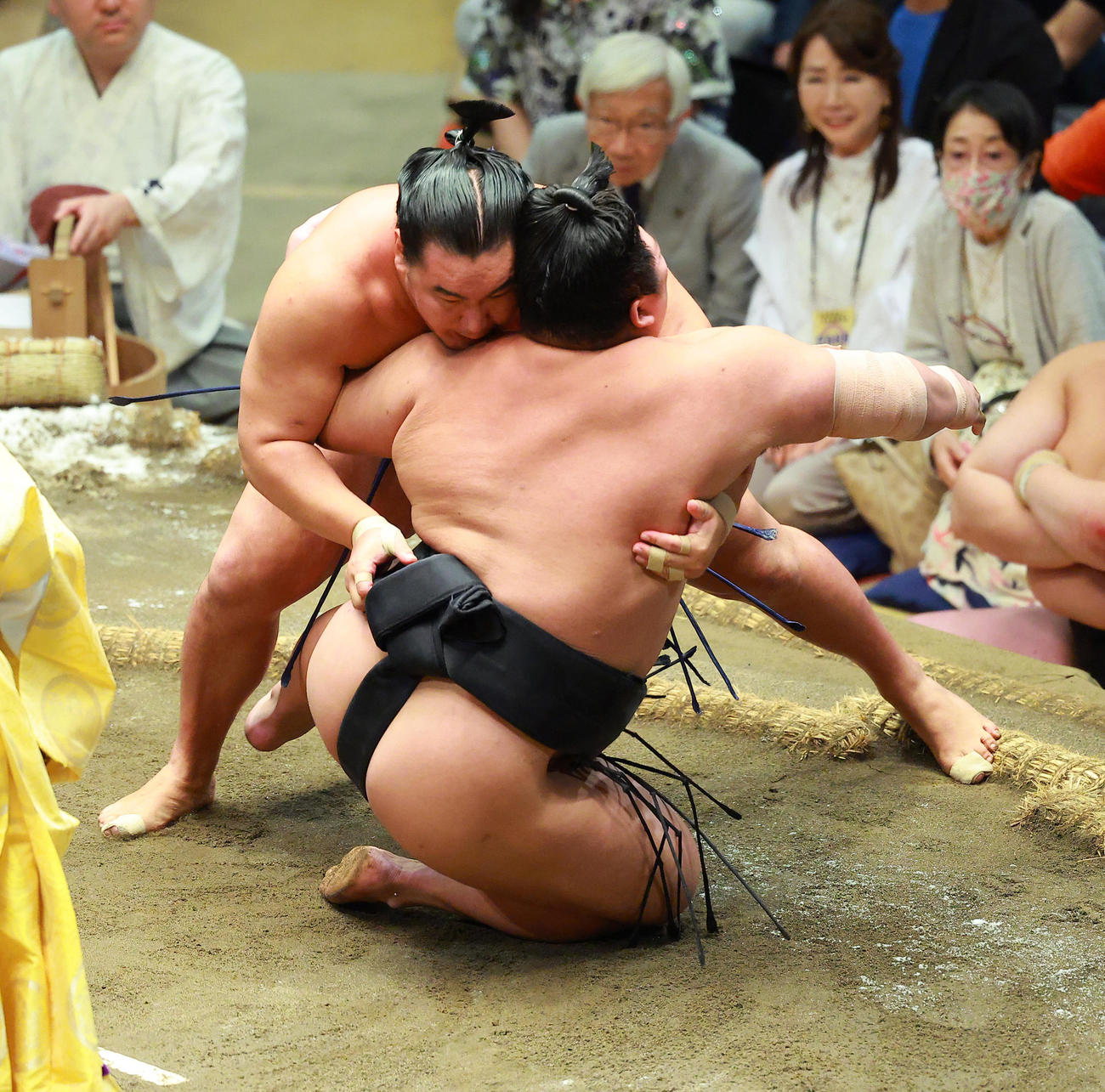 伯桜鵬（右）の腰砕けで勝利する豊昇龍（撮影・中島郁夫）