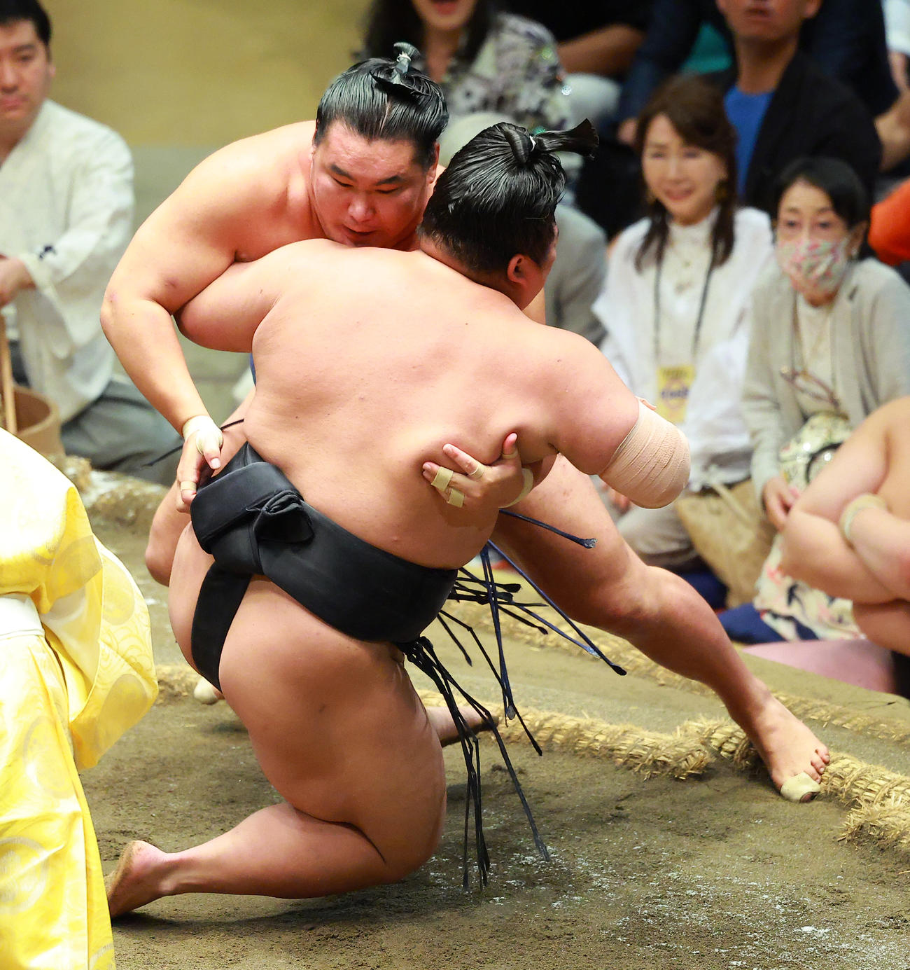 伯桜鵬（右）の腰砕けで勝利する豊昇龍（撮影・中島郁夫）