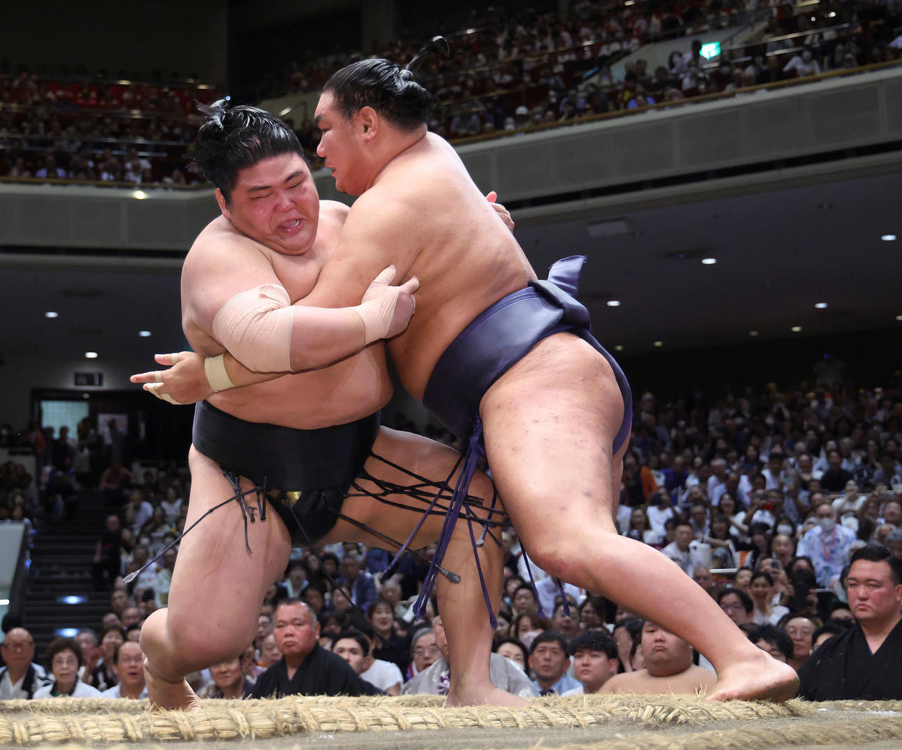 伯桜鵬（左）の腰砕けで白星を挙げる豊昇龍（撮影・河田真司）