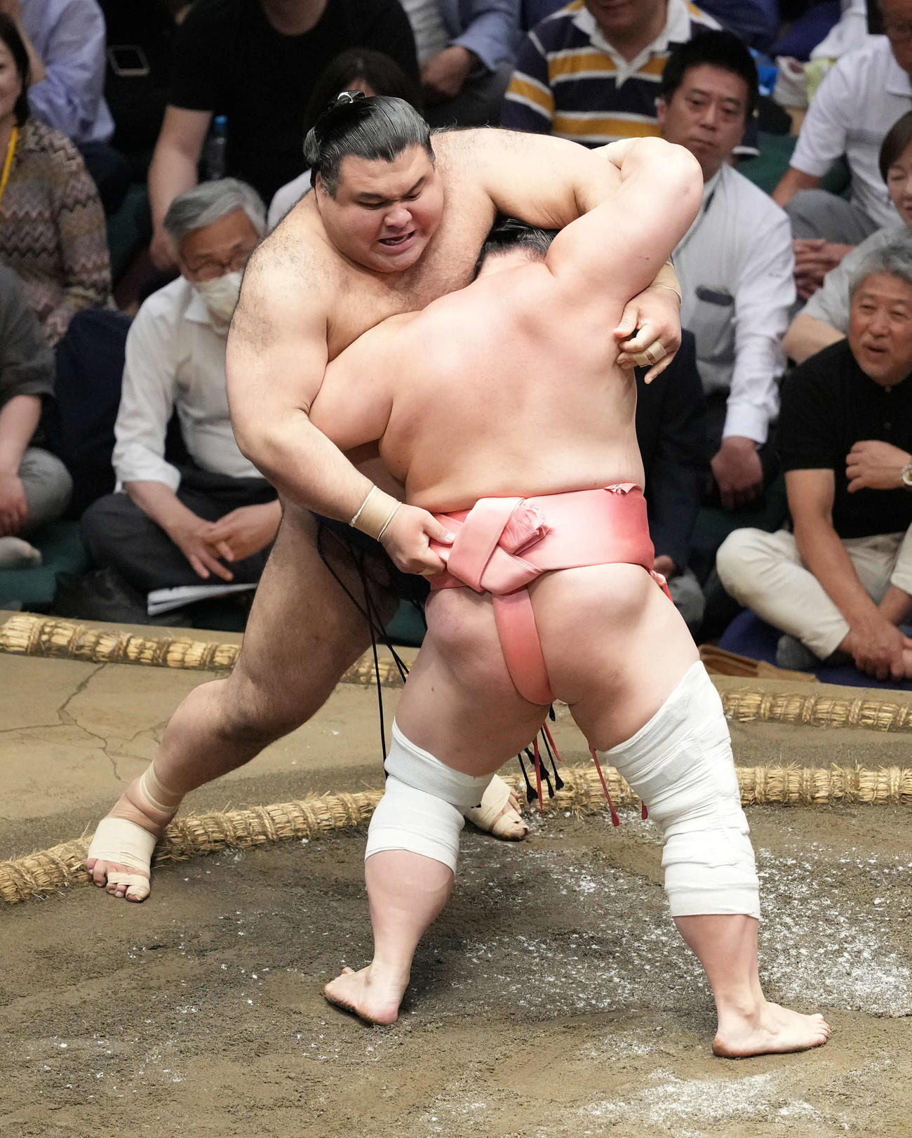 25年5月21日　宇良（右）は伝え反りで高安を破る