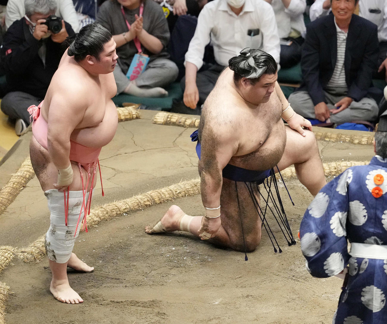宇良（左）は伝え反りで高安を破る（2025年5月21日撮影）