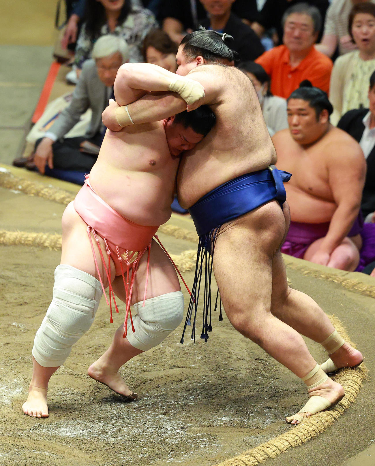高安（右）を伝え反りで破る宇良（2025年5月21日撮影）
