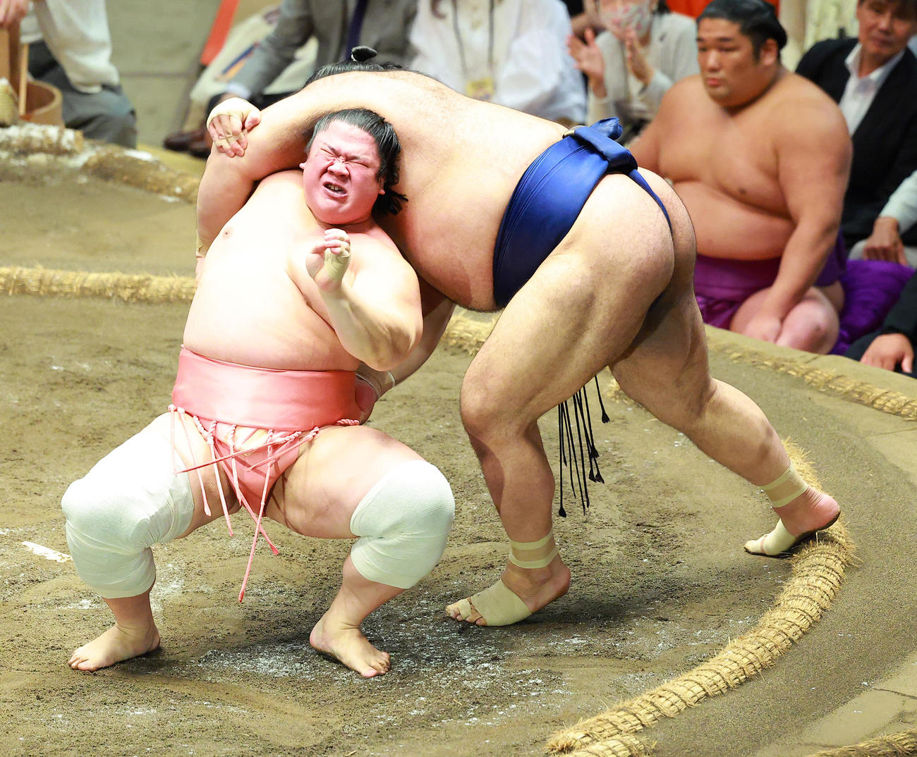 高安（右）を伝え反りで破る宇良（2025年5月21日撮影）
