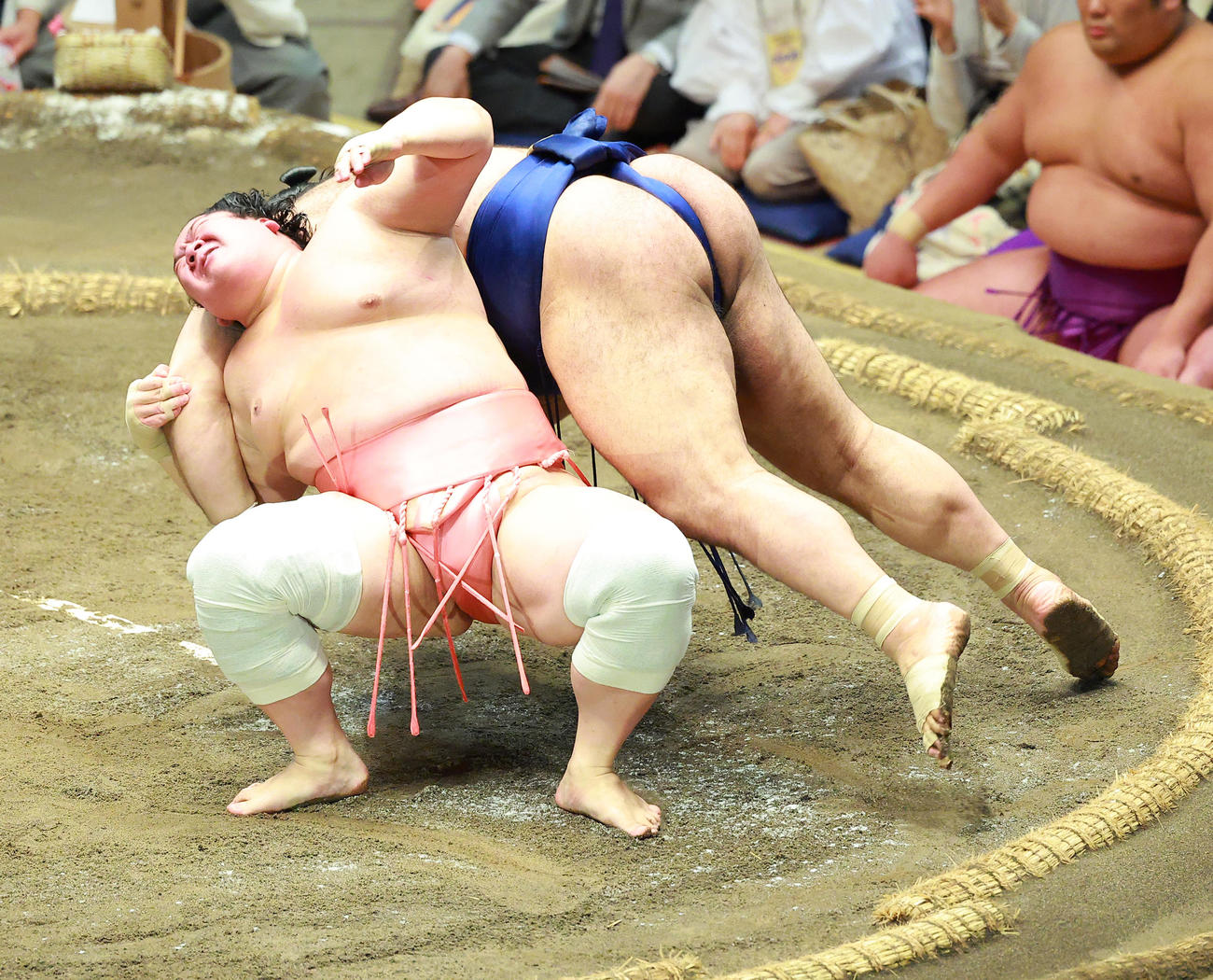高安（右）を伝え反りで破る宇良（2025年5月21日撮影）