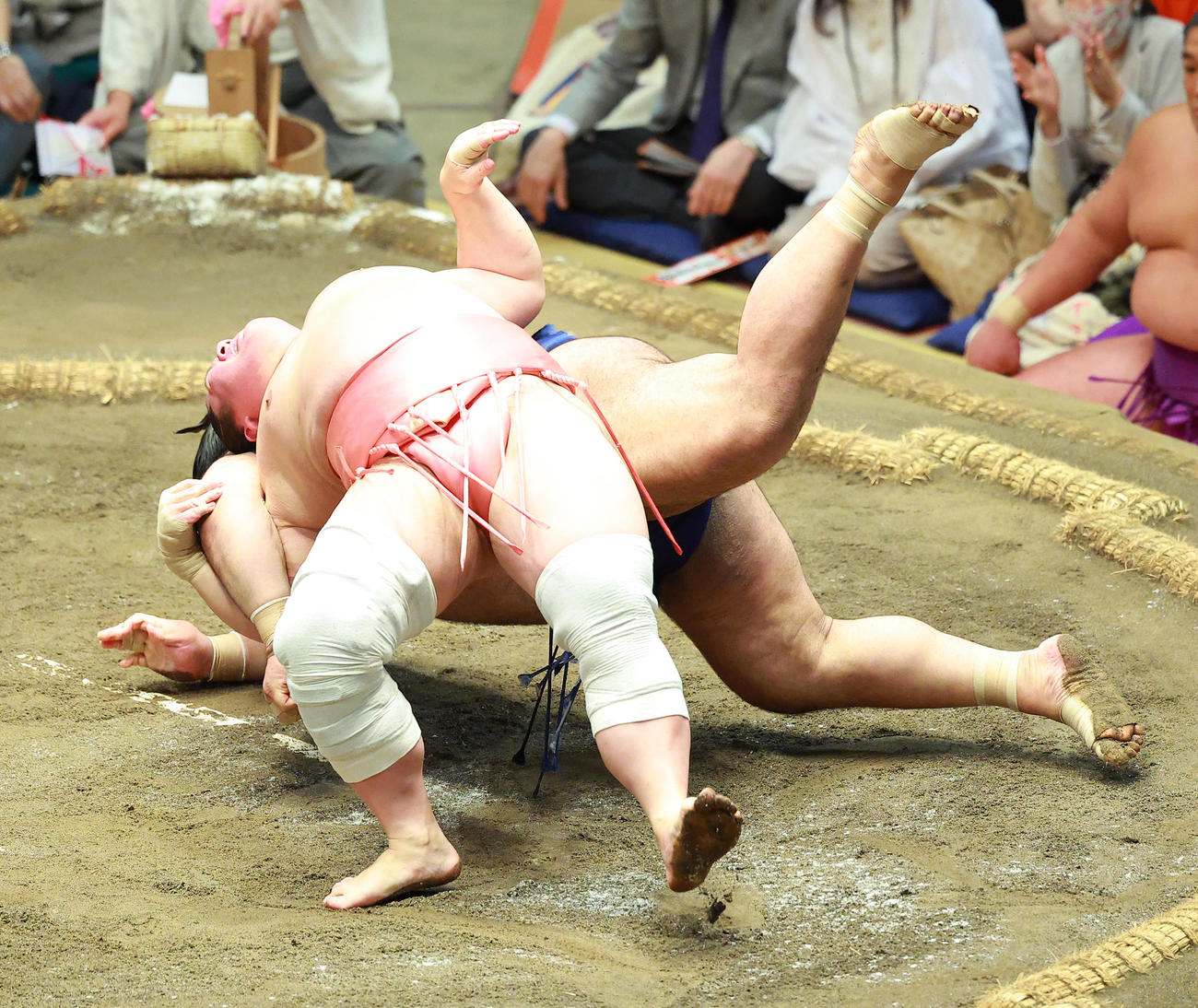 高安（右）を伝え反りで破る宇良（2025年5月21日撮影）