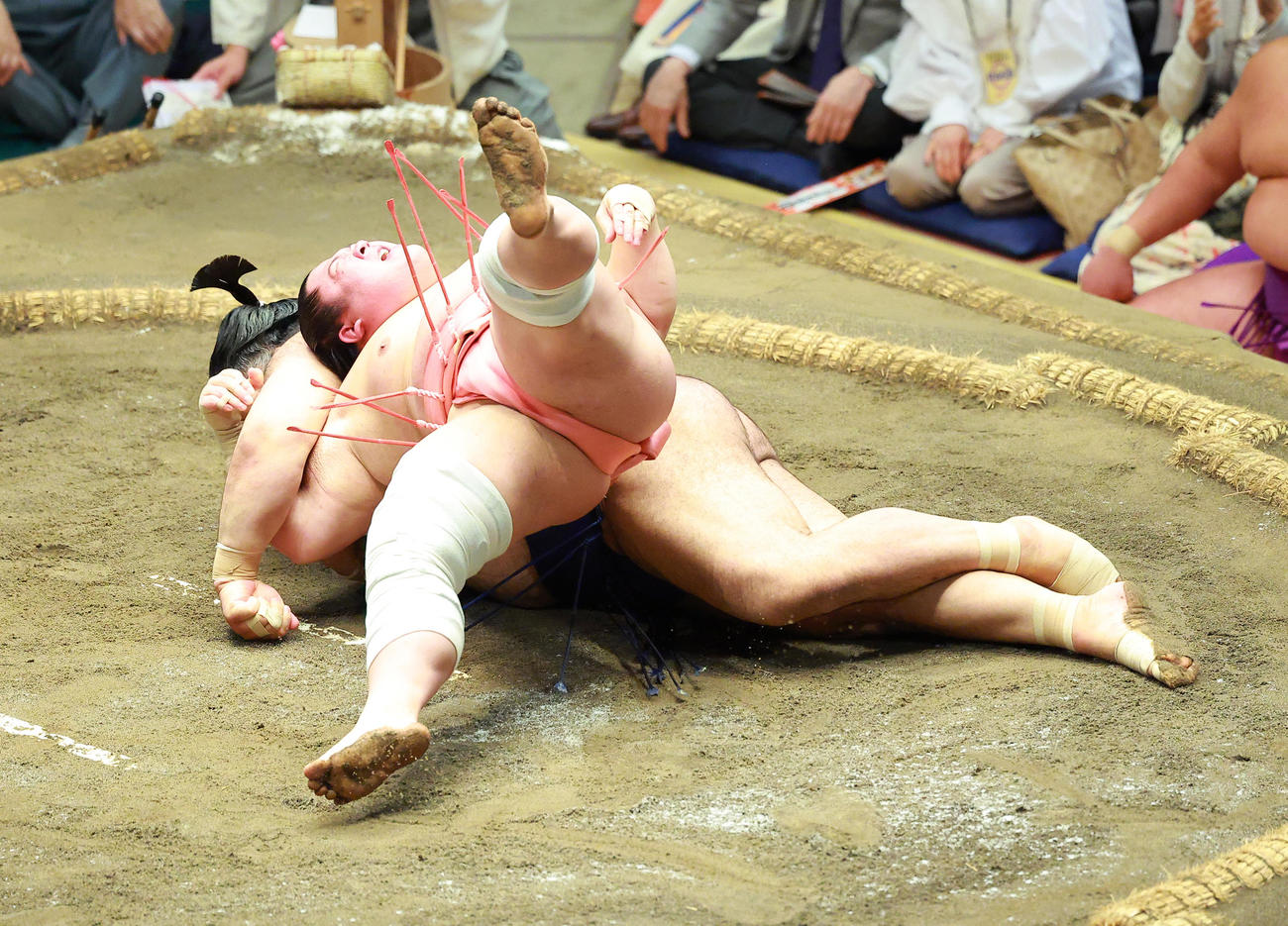 高安（左）を伝え反りで破る宇良（2025年5月21日撮影）