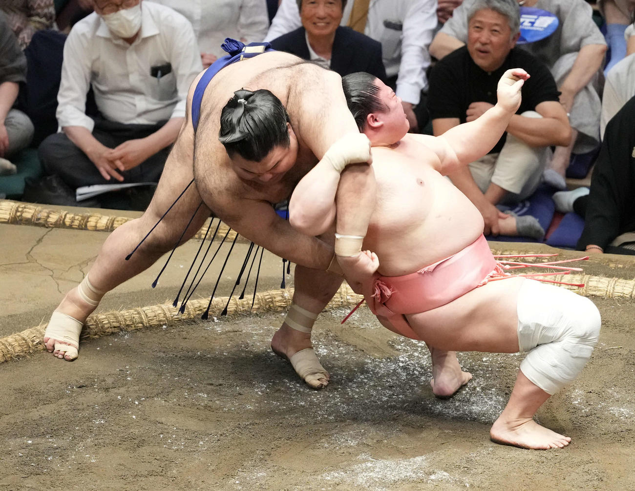 宇良（右）は伝え反りで高安を破る（2025年5月21日撮影）