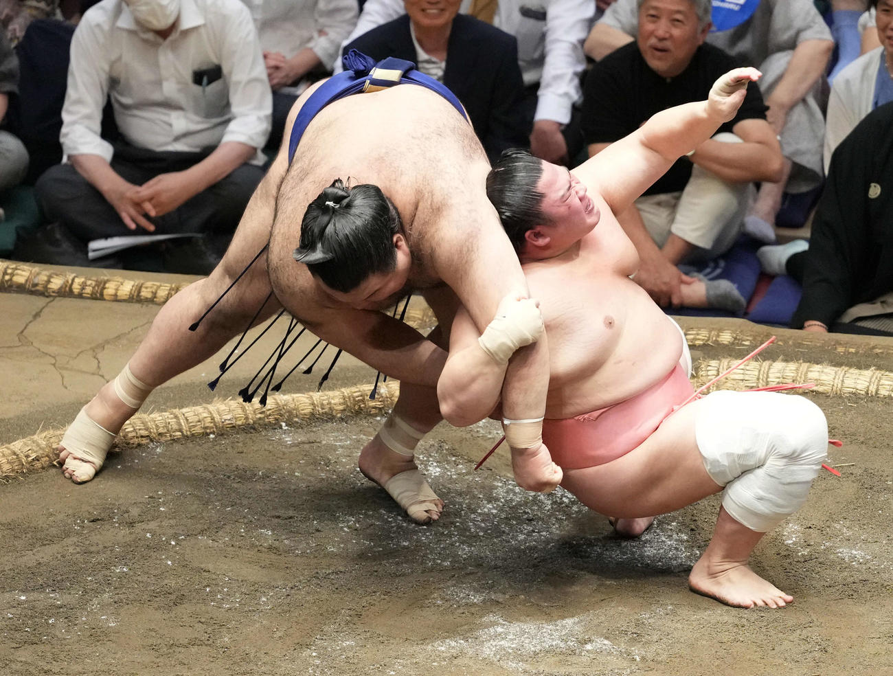 宇良（右）は伝え反りで高安を破る（2025年5月21日撮影）