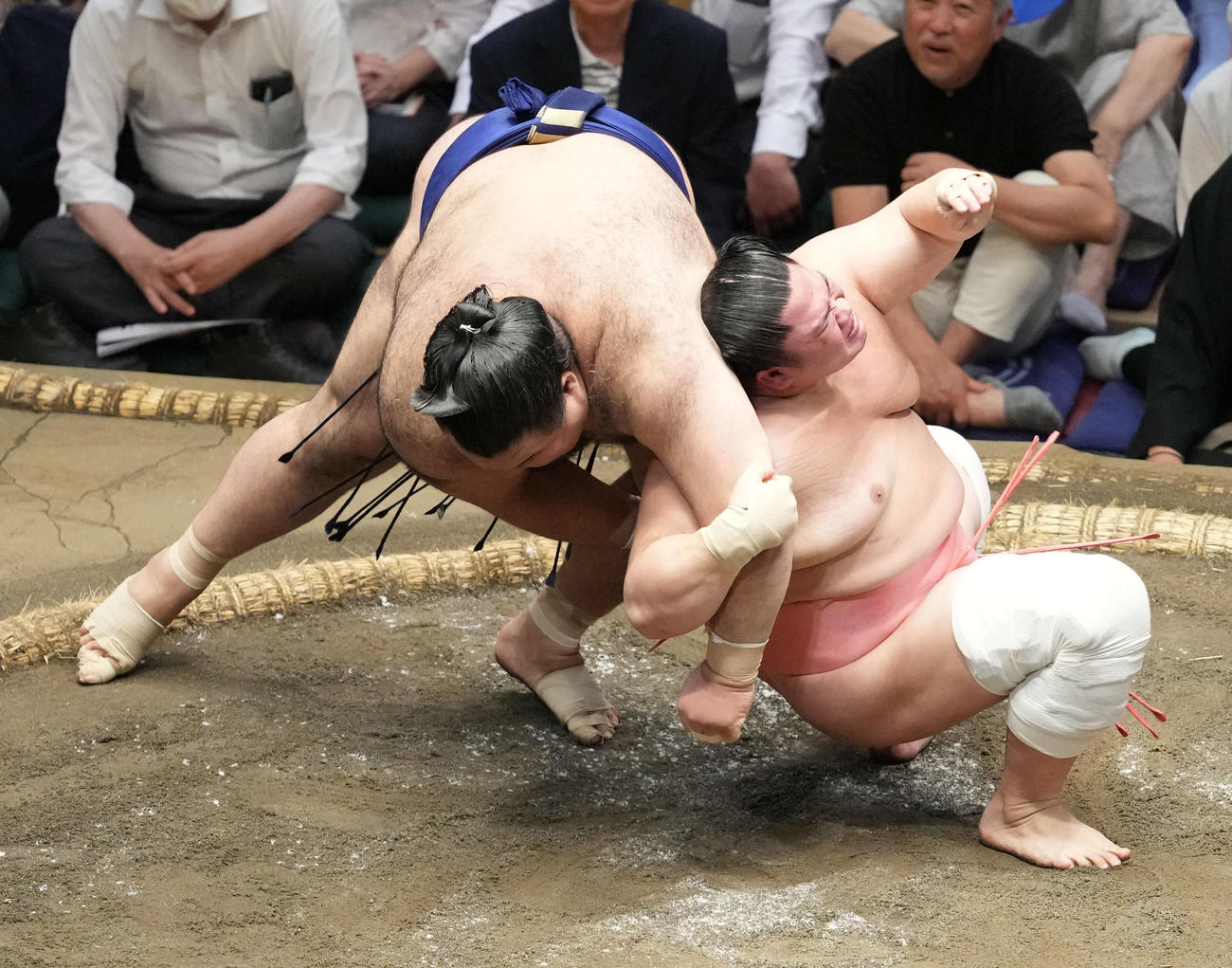 宇良（右）は伝え反りで高安を破る（2025年5月21日撮影）