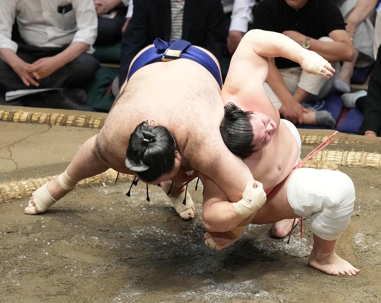 宇良（右）は伝え反りで高安を破る（2025年5月21日撮影）