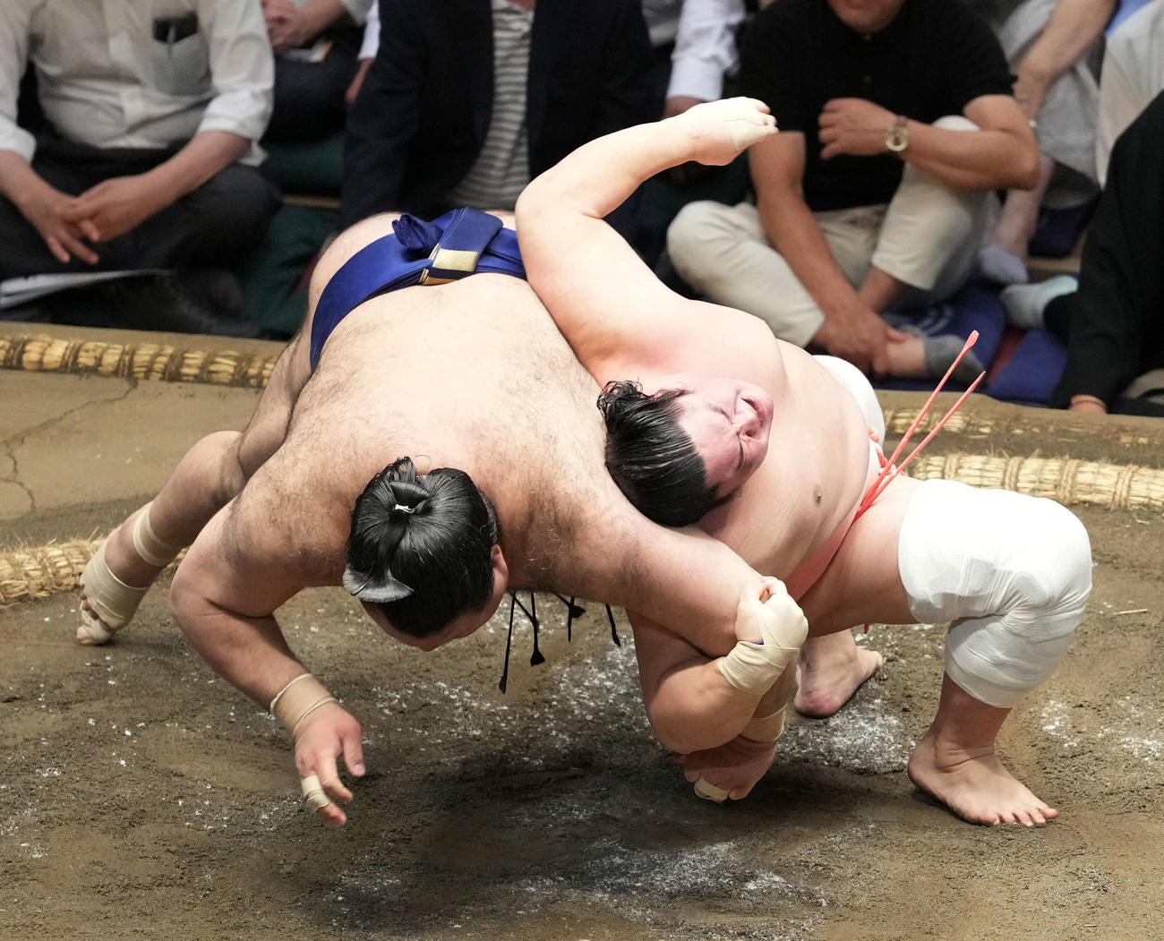 宇良（右）は伝え反りで高安を破る（2025年5月21日撮影）