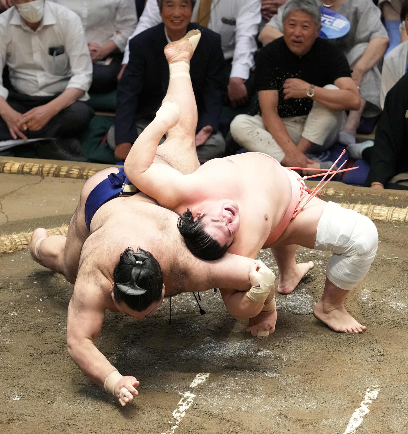 宇良（右）は伝え反りで高安を破る（2025年5月21日撮影）