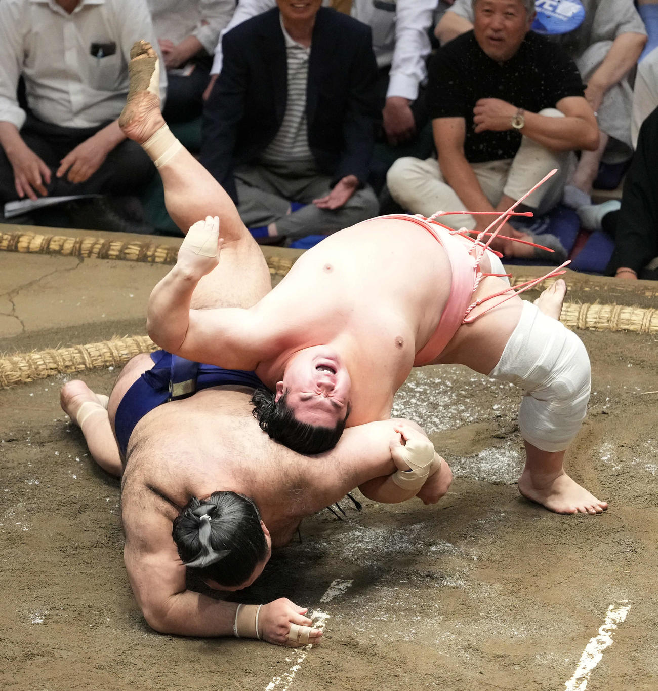 宇良（右）は伝え反りで高安を破る（2025年5月21日撮影）