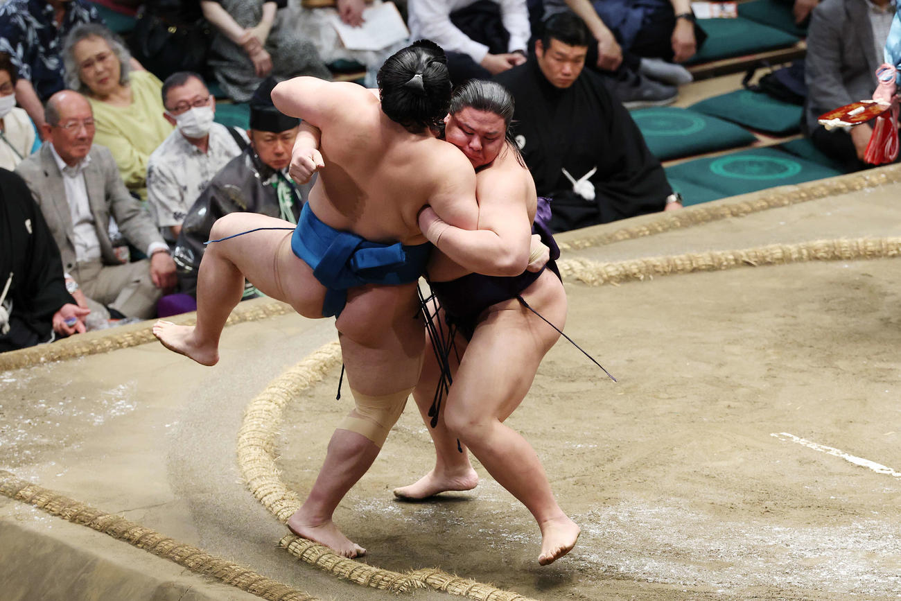 寄り切りで琴栄峰（左）を破る草野（撮影・宮地輝）
