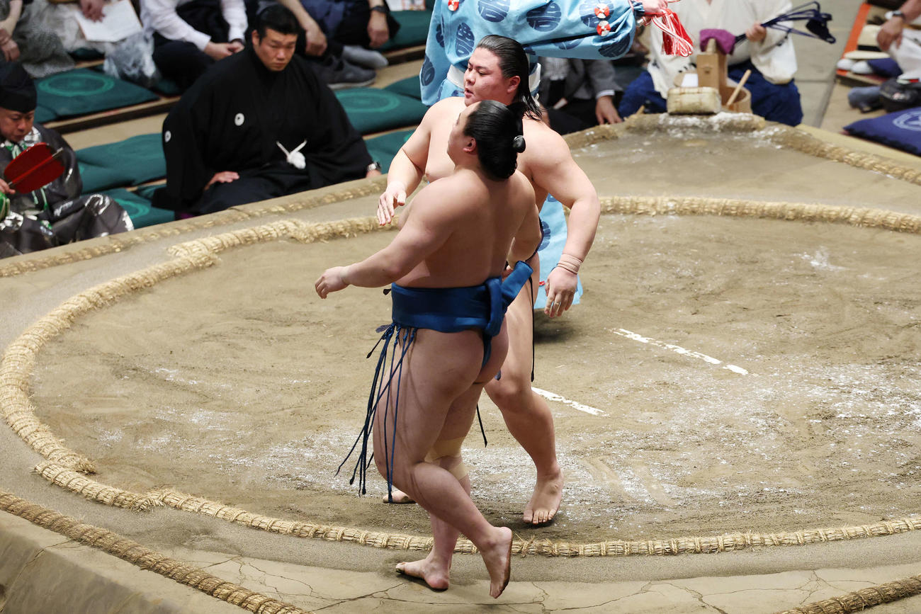 寄り切りで琴栄峰（手前）を破った草野（撮影・宮地輝）