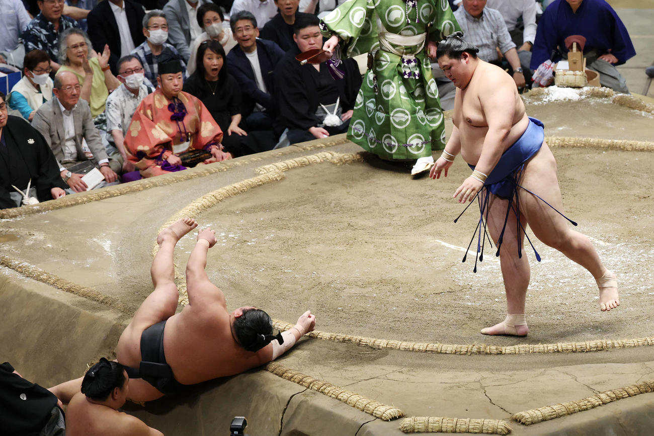 はたき込みで伯桜鵬（左）を破る大の里（撮影・宮地輝）