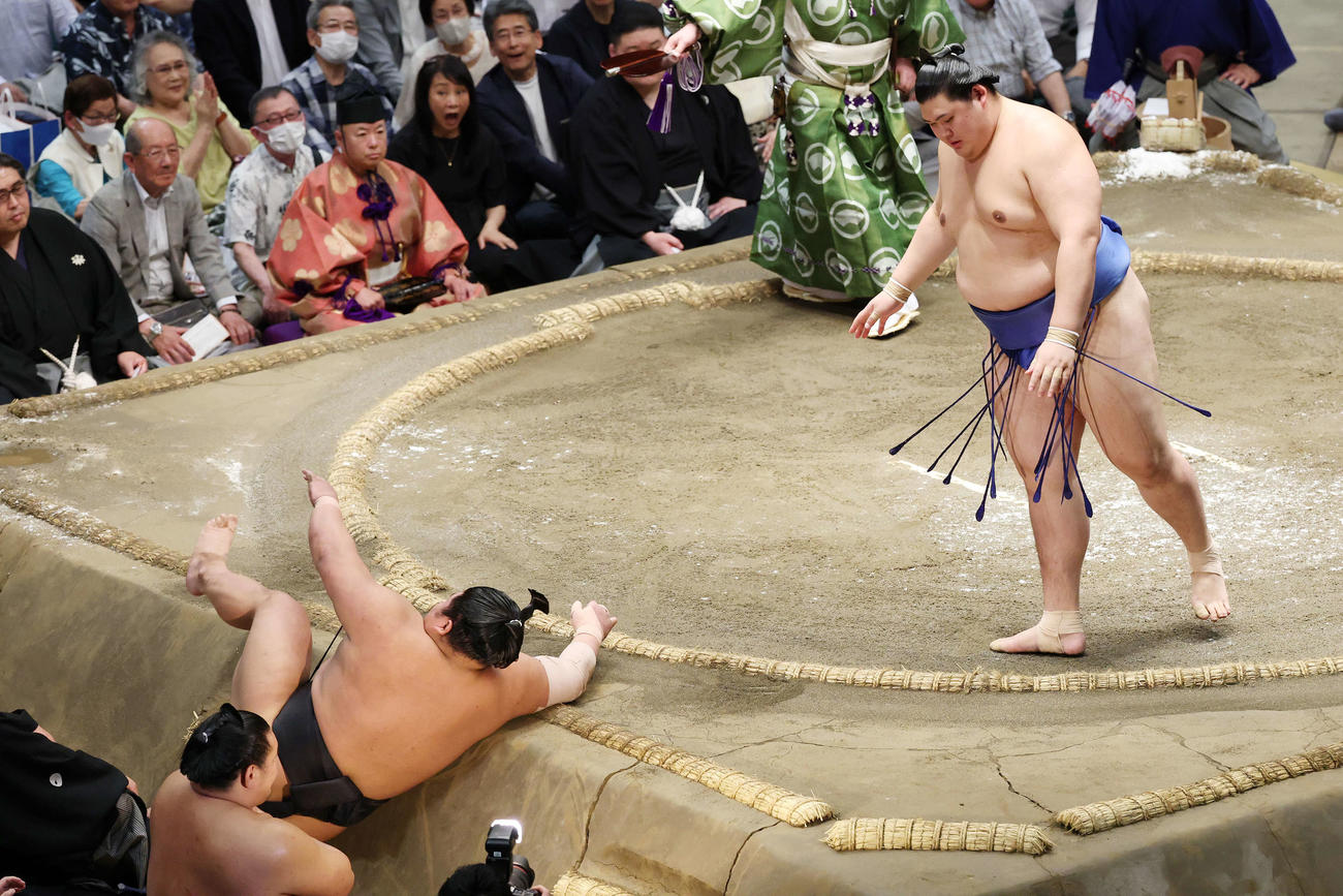 はたき込みで伯桜鵬（左）を破る大の里（撮影・宮地輝）