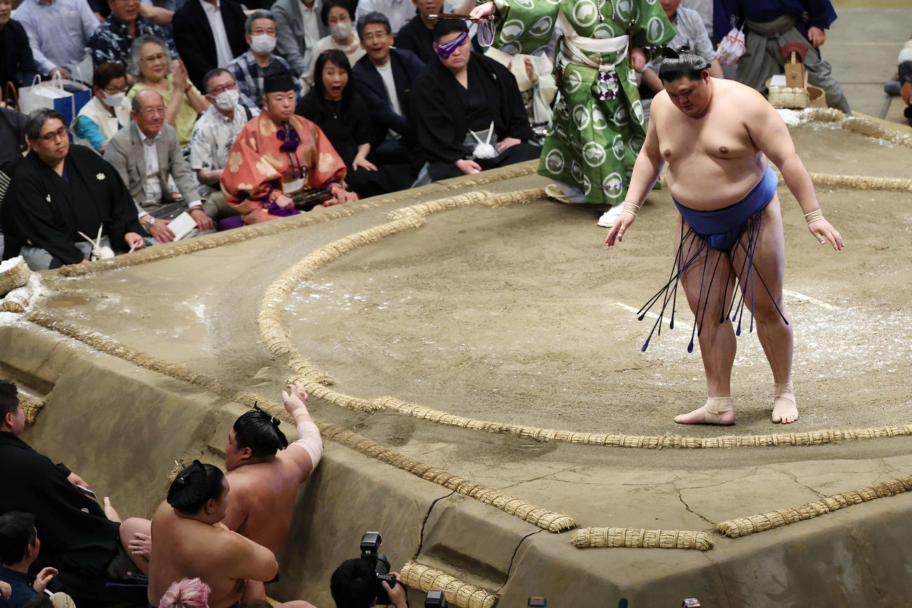 はたき込みで伯桜鵬（左）を破る大の里（撮影・宮地輝）