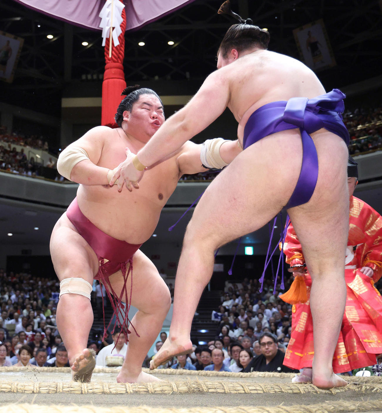 大栄翔（左）は安青錦を突き出しで破る（撮影・河田真司）