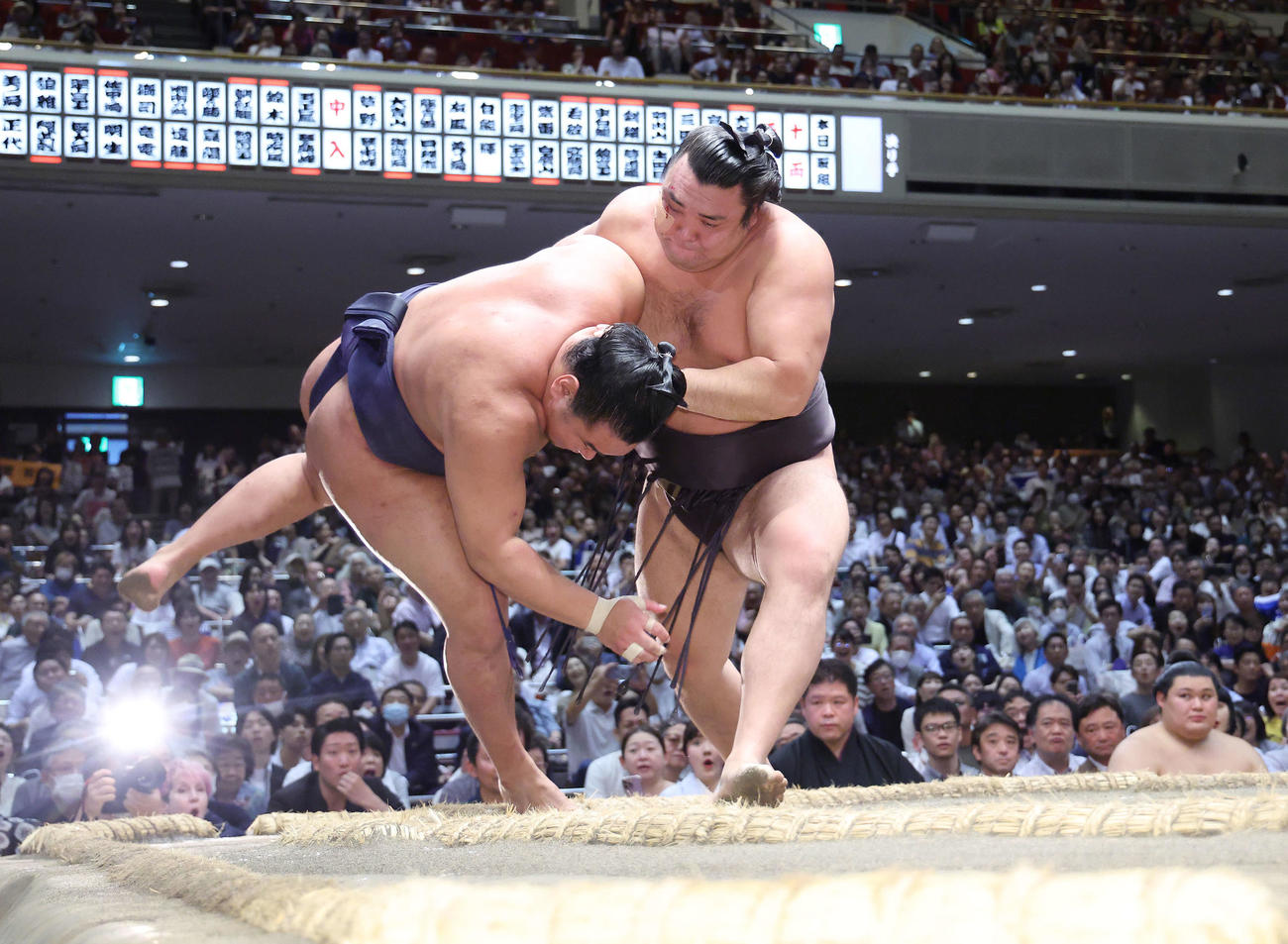 豊昇龍（左）は霧島に上手投げで敗れる。土俵下右は大の里（撮影・河田真司）
