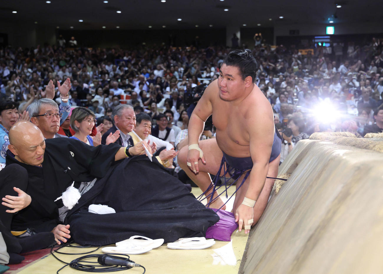 豊昇龍は霧島に上手投げで敗れる（撮影・河田真司）