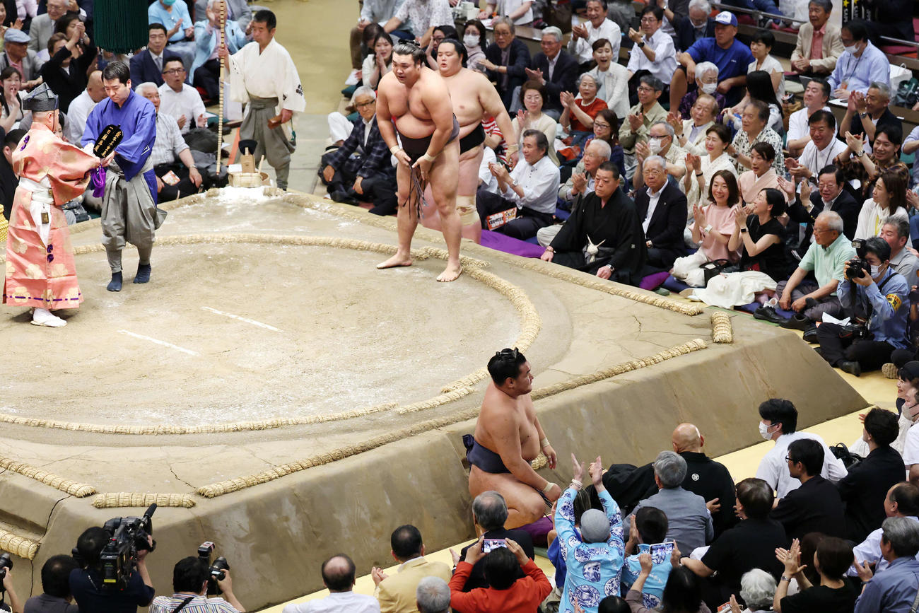 上手投げで霧島（上）に敗れる豊昇龍（撮影・宮地輝）