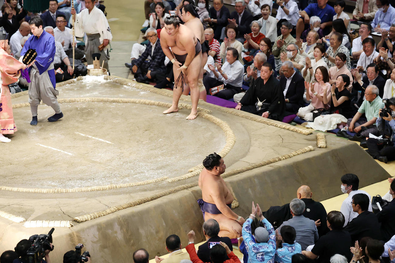 上手投げで霧島（上）に敗れる豊昇龍（撮影・宮地輝）