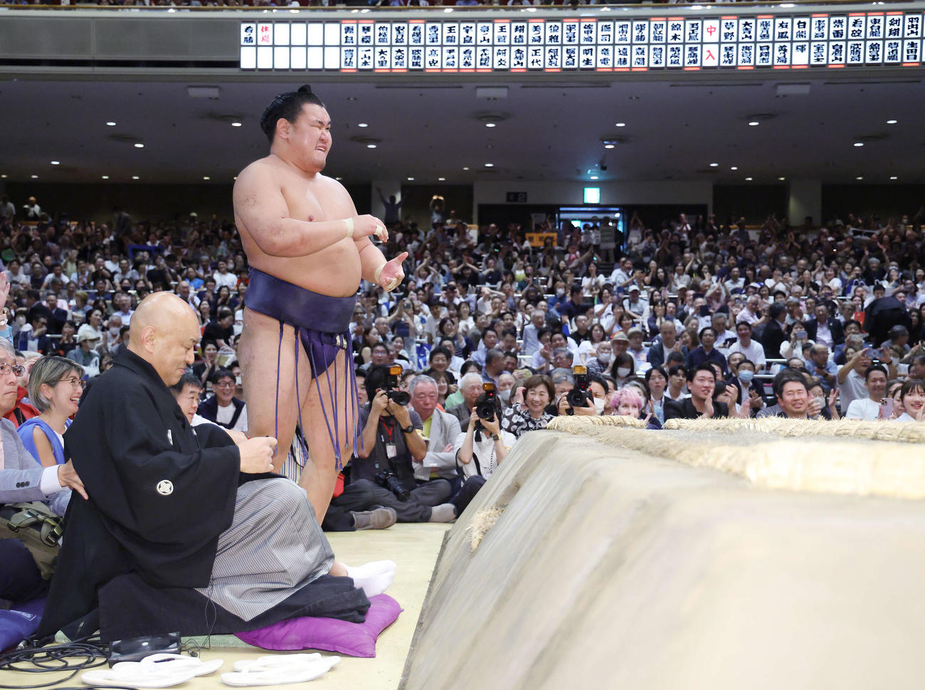 豊昇龍は霧島に上手投げで敗れ、土俵下で険しい表情を見せる（撮影・河田真司）