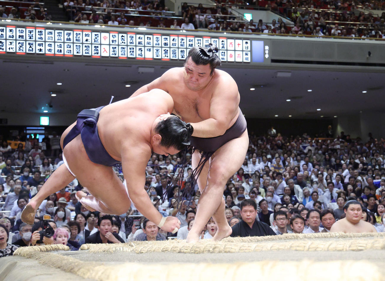 豊昇龍（左）は霧島に上手投げで敗れる。土俵下右は大の里（撮影・河田真司）