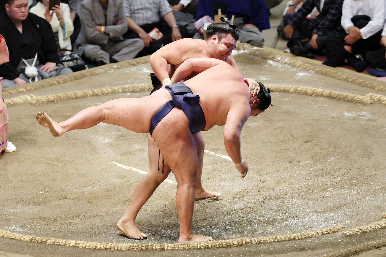 上手投げで霧島（後方）に敗れる豊昇龍（撮影・宮地輝）