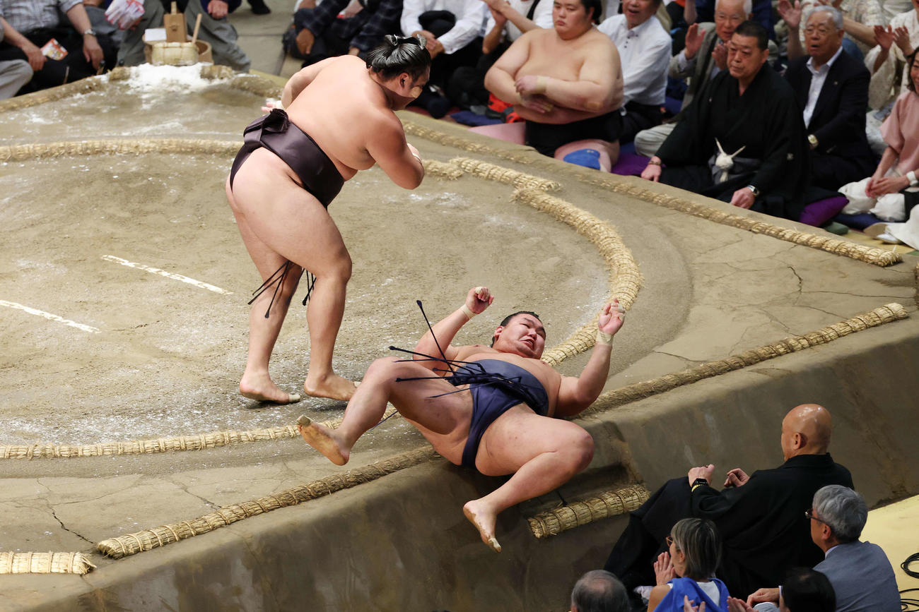 上手投げで霧島（左）に敗れる豊昇龍（撮影・宮地輝）