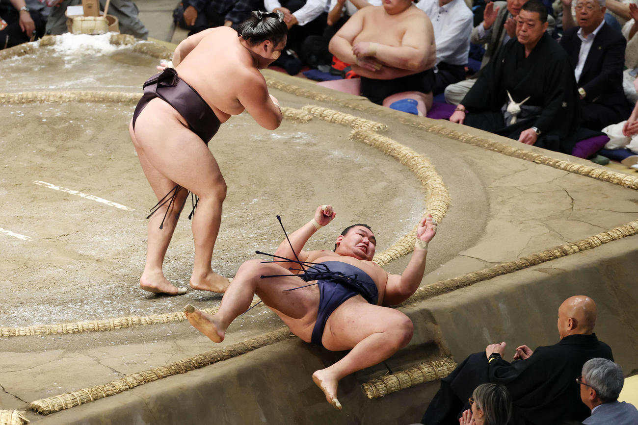 上手投げで霧島（左）に敗れる豊昇龍（撮影・宮地輝）