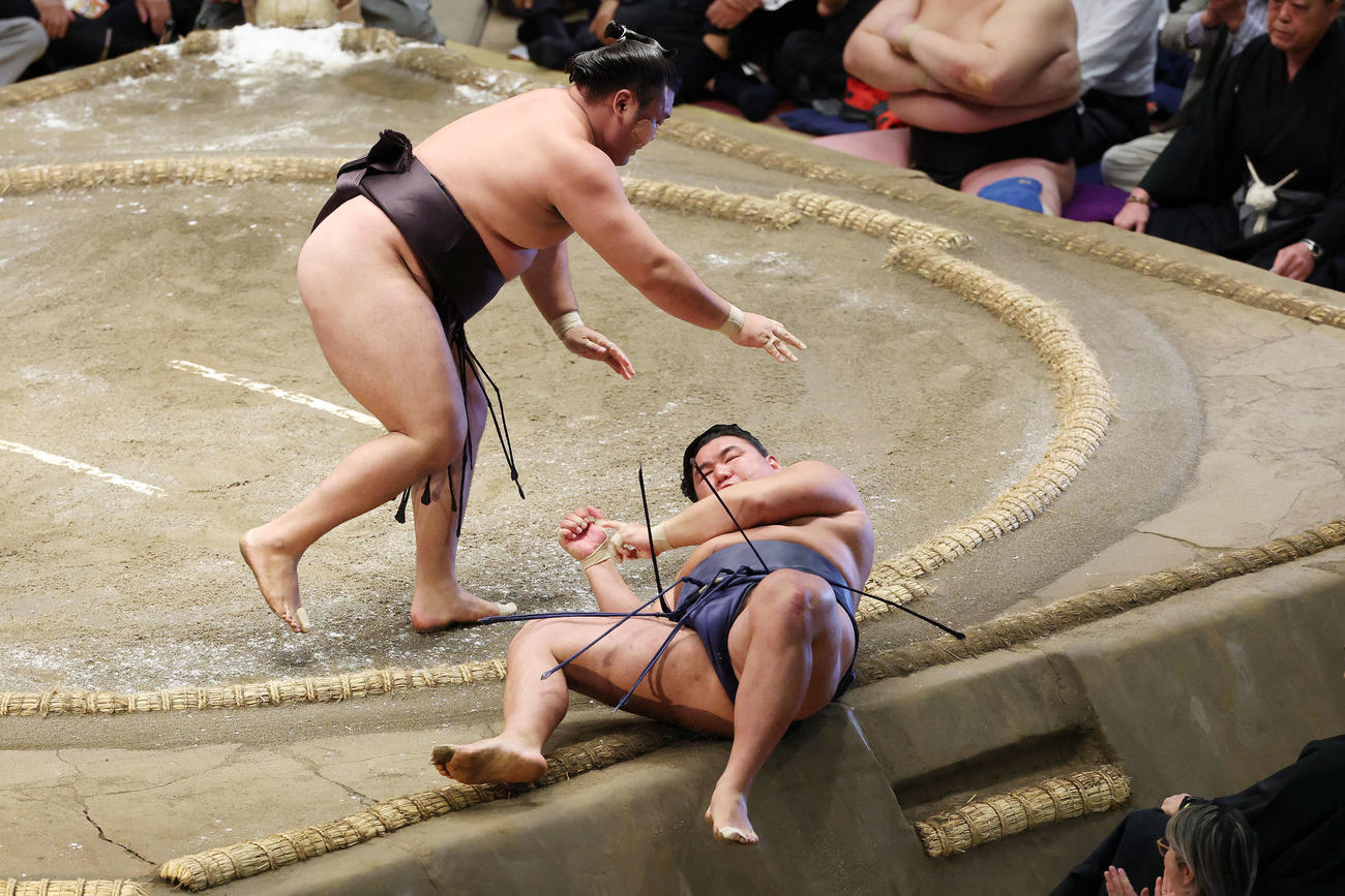 上手投げで霧島（左）に敗れる豊昇龍（撮影・宮地輝）