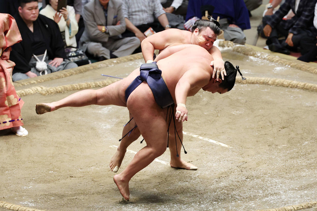 上手投げで霧島（後方）に敗れる豊昇龍（撮影・宮地輝）